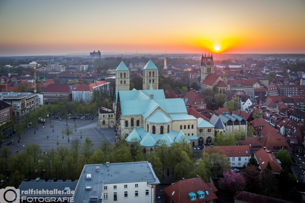 Sonnenuntergang mit Blick zum Paulus-Dom.