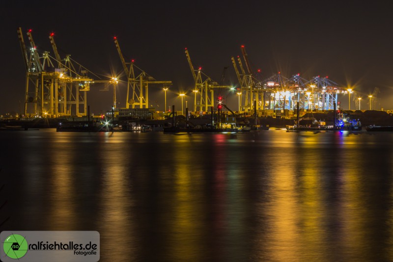 nächtliche Hafenkräne im Hafen von Hamburg