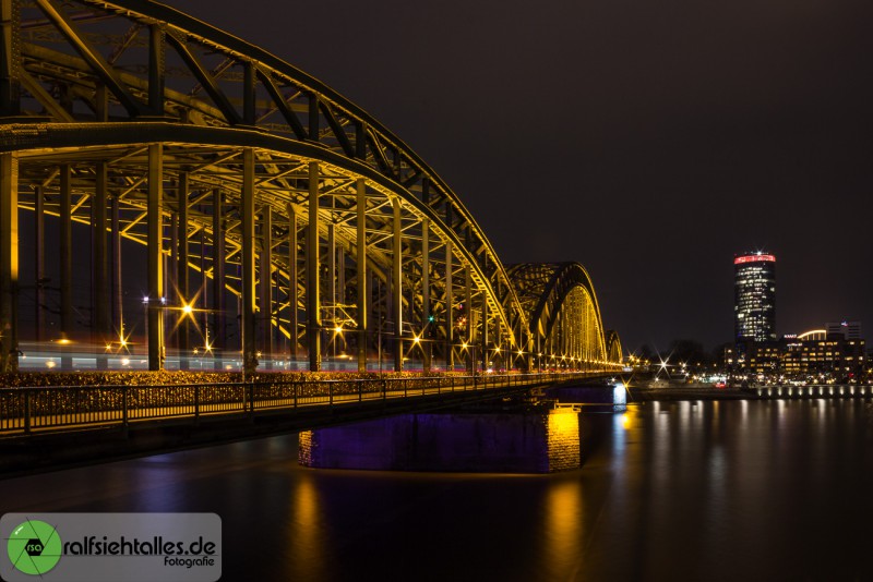 Die Hohenzollerbrücke führt über den Rhein.