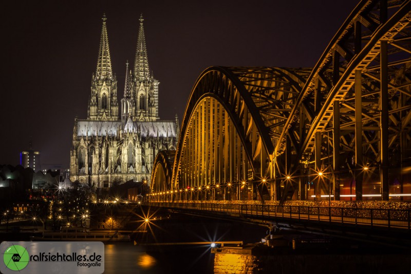 Hohenzollernbrücke mit dem Kölner Dom im Hintergrund