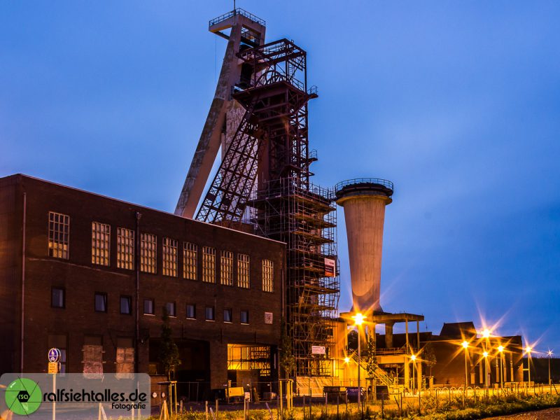 Schlägel und Eisen - Förderturm bei Nacht