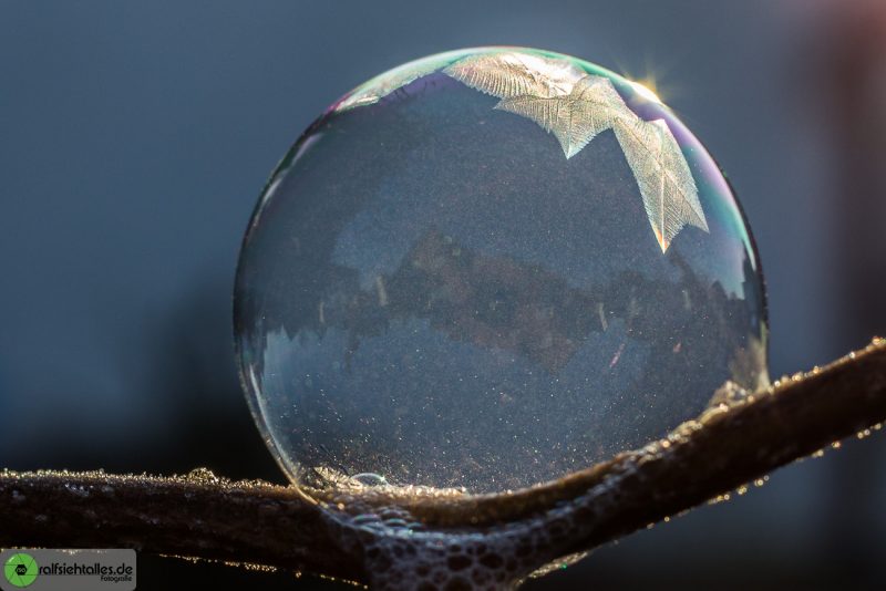 erste Kristalle bilden sich auf der Seifenblase