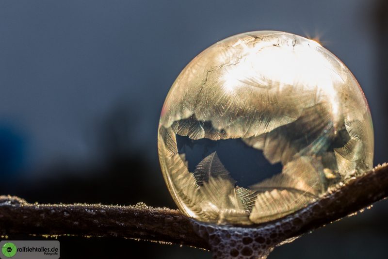 gefrorene Seifenblasen mit Eiskristallen sehen wunderschön aus
