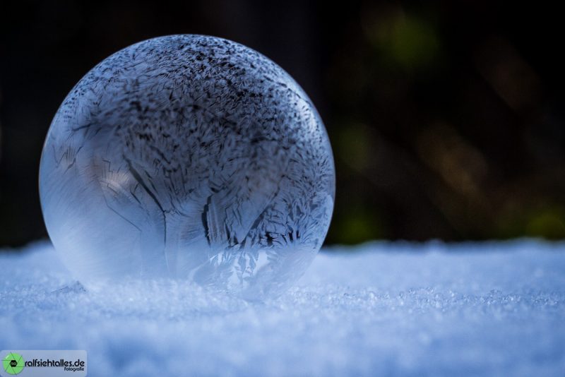 gefrorene Seifenblasen auf Schnee sehen richtig gut aus