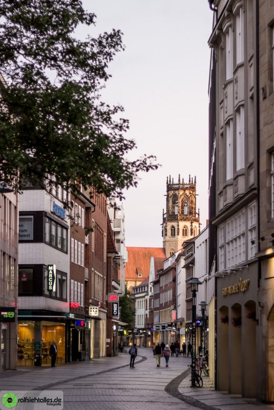 Blick durch eine Einkaufsstraße .