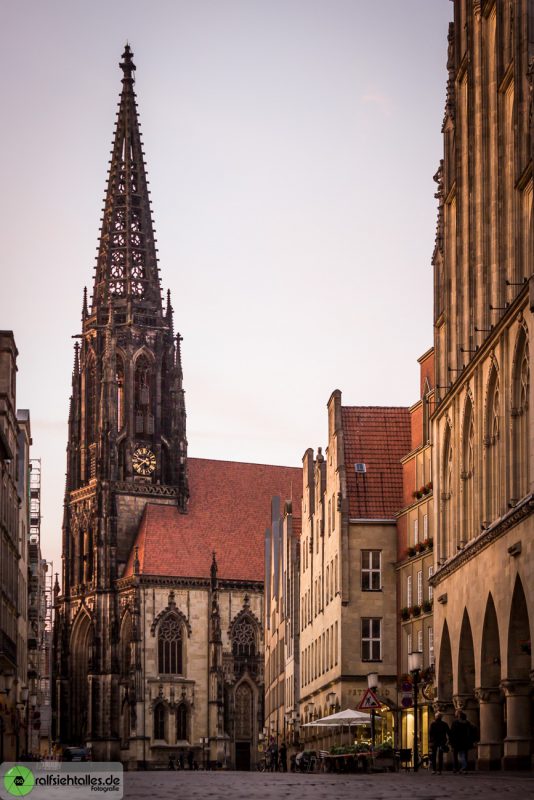 Lambertikirche im Sonnenuntergang