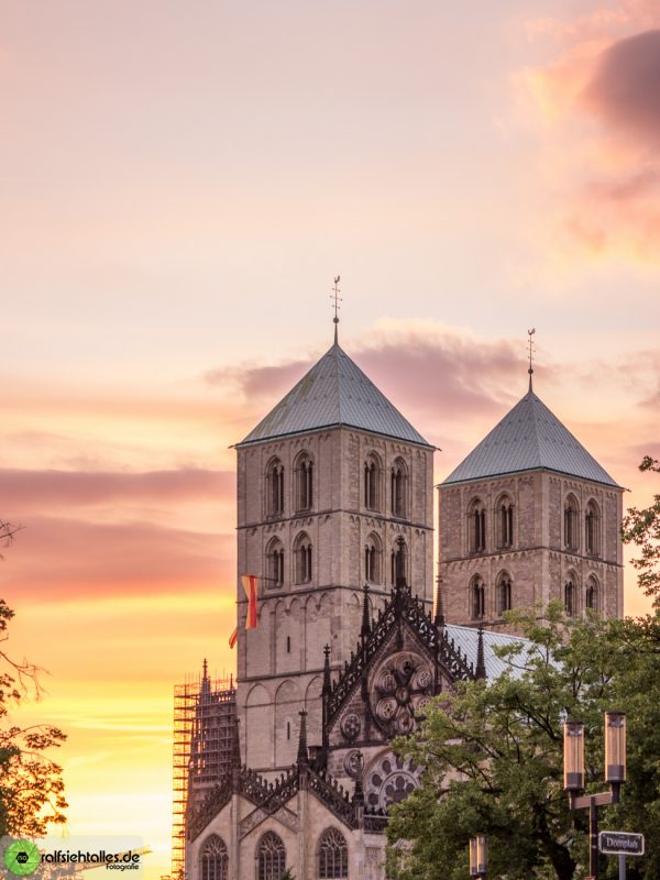 Paulusdom im Sonnenuntergang