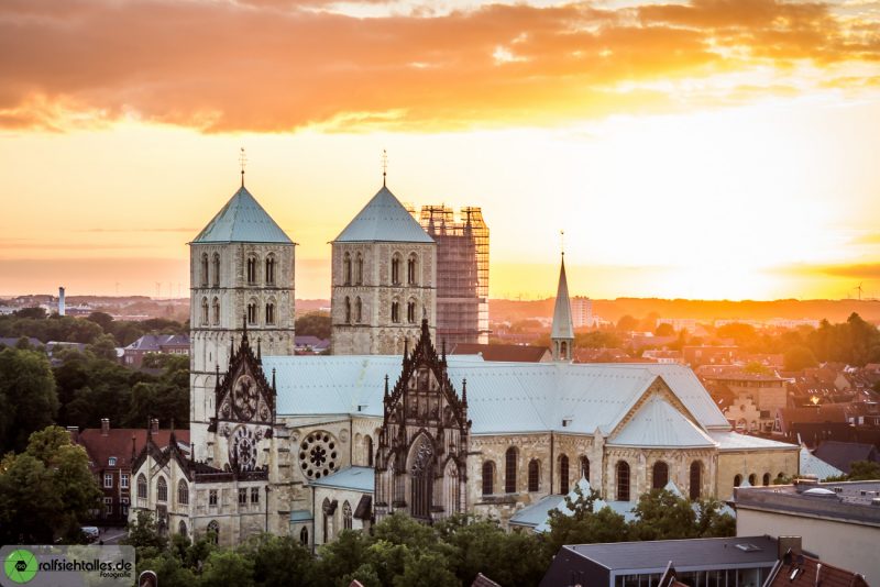 Dom bei Sonnenuntergang