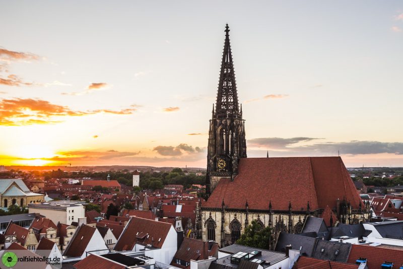 Die Lambertikirche im Sonnenuntergang