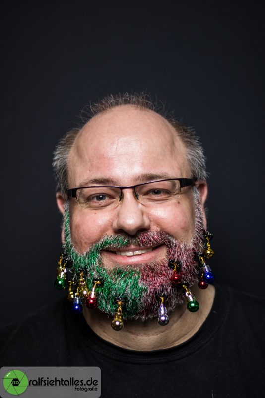 Ralf beim Weihnachtsshooting mit Glitzerbart und Bartkugeln