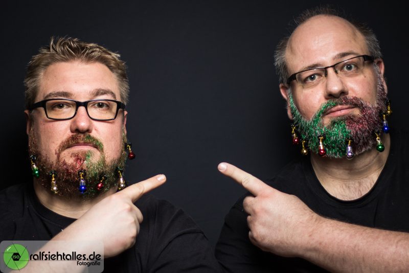 Tim und Ralf mit Glitzerbärten und Weihnachtskugeln