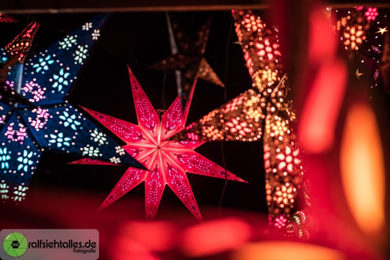 leuchtende Weihnachtssterne auf dem Weihnachtsmarkt in Münster