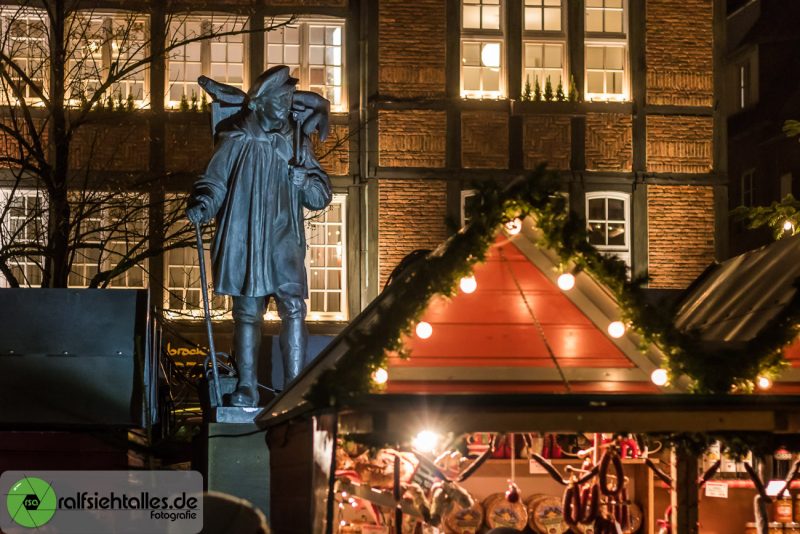 Der Kiepenkerl im Treiben des Weihnachtsmarkt Münster