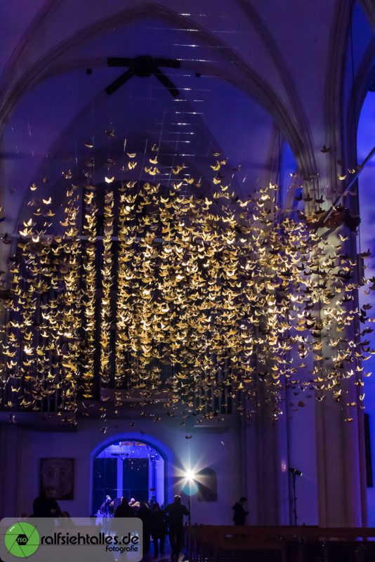 3333 goldene Papiertauben - Installation in der Überwasserkirche