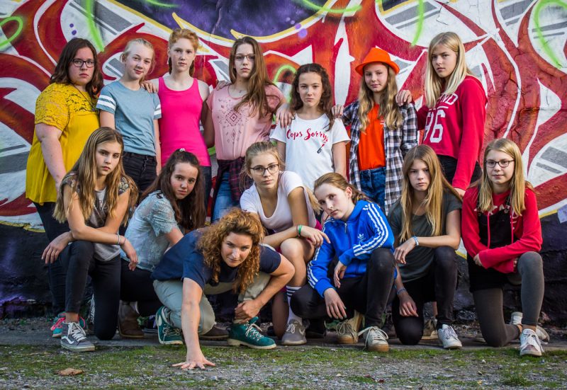 Die Beat Sisters vor einem Grafity