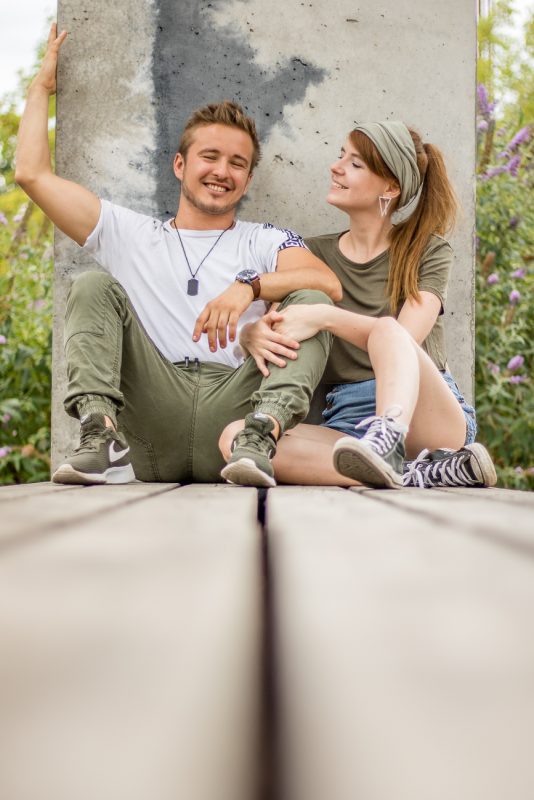 Melissa und Falko chillen auf einer Bank