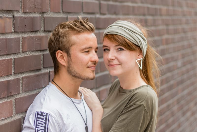 Melissa und Falko an der Mauer